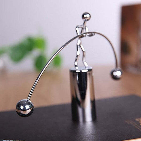 Il Pendolo Di Newton Uomo In Equlibrio Acciaio Arredo Casa Ufficio Game Ball Casa e cucina/Decorazioni per interni/Accessori decorativi/Soprammobili Trade Shop italia - Napoli, Commerciovirtuoso.it