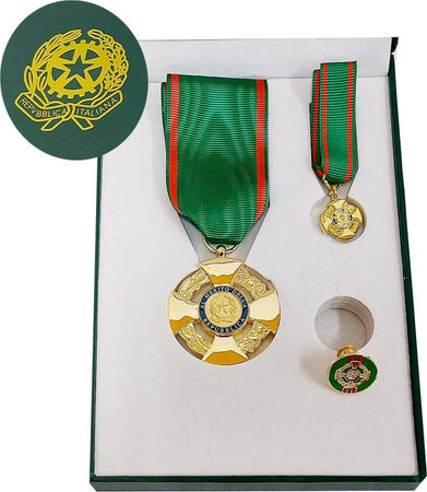 Kit Ufficiale Ordine Della Repubblica Economico per Nomina Da Cavaliere Al Merito Della Repubblica OMRI in Metallo, Zama E Seta Sport e tempo libero/Accessori/Trofei medaglie e premi/Medaglie Il Distintivo - Pesaro, Commerciovirtuoso.it