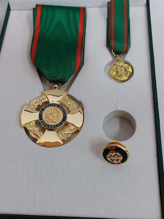 Kit Ufficiale Ordine Della Repubblica Speciale Per Nomina Da Cavaliere Al Merito Della Repubblica OMRI In Metallo, Zama E Seta Sport e tempo libero/Accessori/Trofei medaglie e premi/Medaglie Il Distintivo - Pesaro, Commerciovirtuoso.it
