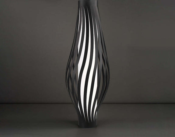 Lampada-Da-Terra-Totem-Dama-Helios-1-Luce-In-Polilux-Nero-Made-In-Italy