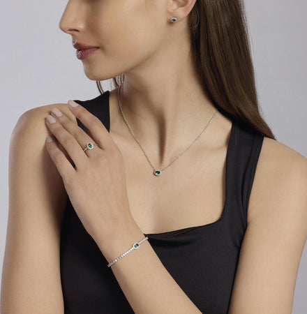 Mabina----Orecchini-in-argento-a-lobo-con-smeraldi-sintetici-COOL-OR-RÉTRO?