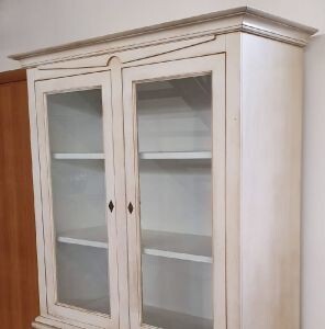 MOBILI-2G---Cristalliera-2-porte-legno-shabby-bianco-anticato-117x46x220