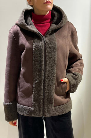 Montone-marrone-corto-con-zip-e-cappuccio