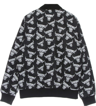 NEW-ERA-Giubbotto-Bomber-Uomo-Nba-All-Over-Print-Distressed-Logo-Bomber-Jacket-Chibul-Black-da-uomo