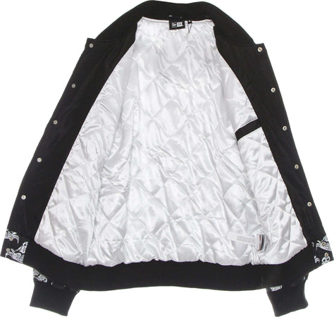 NEW-ERA-Giubbotto-Bomber-Uomo-Nba-All-Over-Print-Distressed-Logo-Bomber-Jacket-Chibul-Black-da-uomo