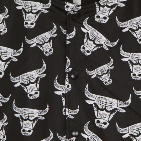 NEW-ERA-Giubbotto-Bomber-Uomo-Nba-All-Over-Print-Distressed-Logo-Bomber-Jacket-Chibul-Black-da-uomo