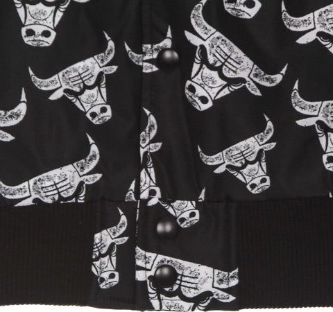 NEW-ERA-Giubbotto-Bomber-Uomo-Nba-All-Over-Print-Distressed-Logo-Bomber-Jacket-Chibul-Black-da-uomo