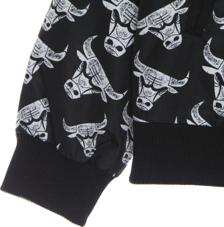 NEW-ERA-Giubbotto-Bomber-Uomo-Nba-All-Over-Print-Distressed-Logo-Bomber-Jacket-Chibul-Black-da-uomo