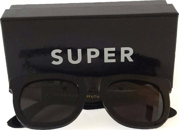 Occhiali Da Sole Uomo Super by Retrosuperfuture Montatura Nera Spessa Squadrata Con Inserti Metallici Color Oro Con Astuccio A Sacco Morbido E Panno Per Pulizia Moda/Uomo/Accessori/Occhiali e accessori/Occhiali da sole Ideart - Valdilana, Commerciovirtuoso.it