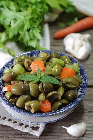 Olive verdi schiacciate 500gr. Sottovuoto Olive verdi schiacciate Alla Siciliana con Sedano Carote e Aglio Oliva 100% Sicilia Produzione Artigianale Made in Italy Olive Verdi Schiacciate Alla Siciliana Sapori dei Nebrodi - Tortorici, Commerciovirtuoso.it