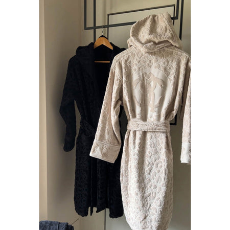 Accappatoio Jaguar L/XL Roberto Cavalli in spugna 410 gr/mq, colore beige, con cappuccio e tasche, design elegante animalier, Made in Italy.