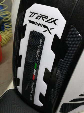 Paraserbatoio-adesivo-3D-serbatoio-moto-compatibile-Benelli-TRK-502x---bianco