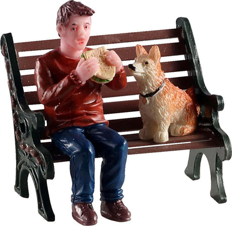 Pausa pranzo con il cane seduti sulla panchina personaggio in poliresina per villaggio di Natale Casa e cucina/Decorazioni per interni/Addobbi e decorazioni per ricorrenze/Decorazioni natalizie/Oggettistica MagiediNatale.it - Altamura, Commerciovirtuoso.it