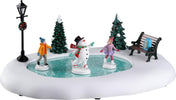 Pista di pattinaggio Frosty Goes, scena per villaggio di Natale in Plastica Casa e cucina/Decorazioni per interni/Addobbi e decorazioni per ricorrenze/Decorazioni natalizie/Oggettistica MagiediNatale.it - Altamura, Commerciovirtuoso.it