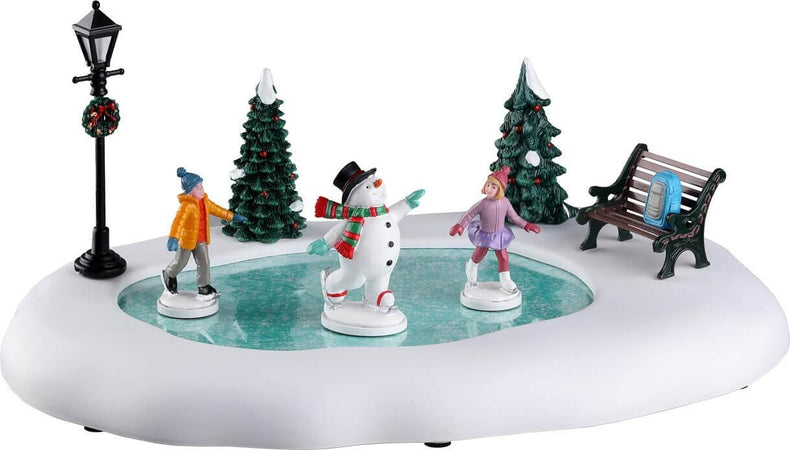 Pista di pattinaggio Frosty Goes, scena per villaggio di Natale in Plastica Casa e cucina/Decorazioni per interni/Addobbi e decorazioni per ricorrenze/Decorazioni natalizie/Oggettistica MagiediNatale.it - Altamura, Commerciovirtuoso.it
