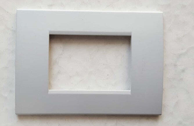 PLACCA GRIGIO CHIARO IN ABS PER SCATOLE RETTANGOLARI SERIE SOFT 2/3/4/7 POSTI