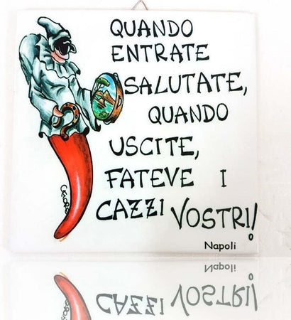 Quadretto Piastrella Decorativa Porta Fortuna Ceramica Quando Entrate Saluta Cornici e Portafoto Trade Shop italia - Napoli, Commerciovirtuoso.it