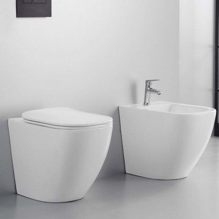 Sanitari-a-Terra-Filo-Muro-in-ceramica-bianca-con-copri-vaso-frizionato-Jolly