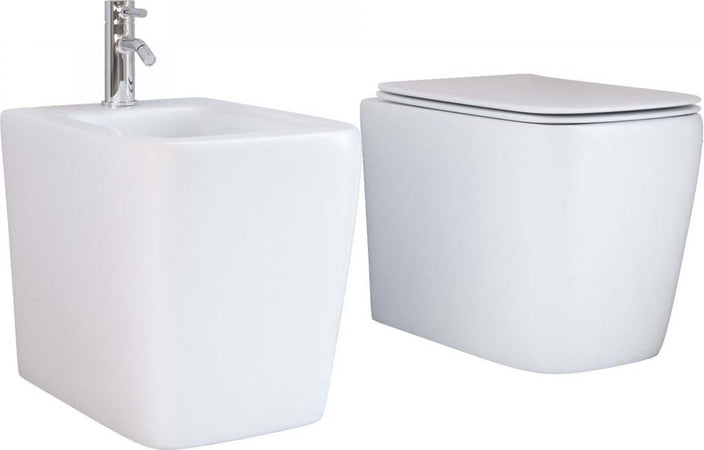 Sanitari-a-Terra-Filo-Muro-in-ceramica-bianca-con-copri-vaso-frizionato-Qubo