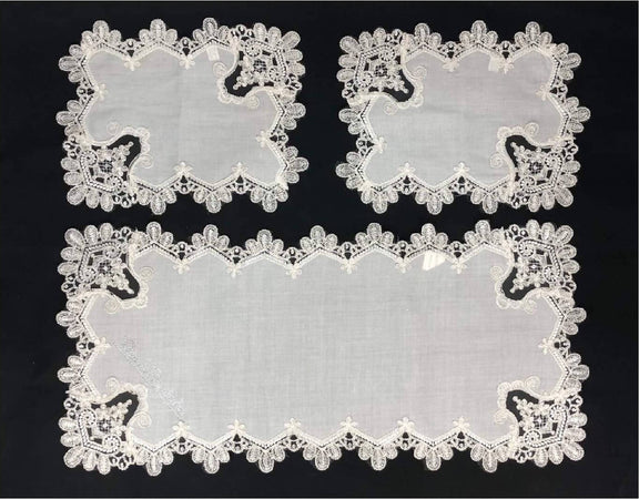Set 3x Centrini Runner Renato Balestra Centrini in Pizzo Ecrù Macramè Con Strass Bianchi E Beige Centrini Rettangolari Art. 1408 Casa e cucina/Tessili per la casa/Tessili da cucina/Runner L’Orchidea - Siderno, Commerciovirtuoso.it