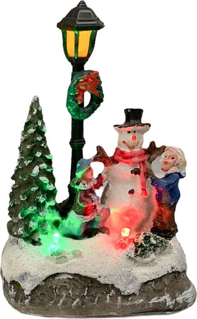 Statuetta in poliresina con albero e bambini per villaggio di Natale Casa e cucina/Decorazioni per interni/Addobbi e decorazioni per ricorrenze/Decorazioni natalizie/Oggettistica MagiediNatale.it - Altamura, Commerciovirtuoso.it