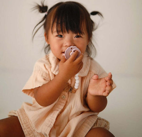 Succhietto-Frigg-B-Latex-2-in-1-Daisy-Baby-Pink-e-French-Grey-Varie-Misure