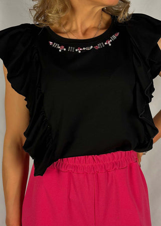 T-shirt-nera-con-dettagli-gioiello-sul-collo