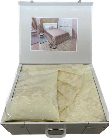 Trapuntino Copriletto Matrimoniale Primavera Estate Balestra Articolo Benedetta Con 2 Cuscini Abbinati Ed Eleganti Applicazioni In Pizzo Casa e cucina/Tessili per la casa/Biancheria per la cameretta/Trapunte e copriletti Puleo Casa - Palermo, Commerciovirtuoso.it