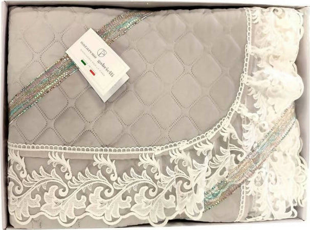 Trapuntino copriletto trapuntato matrimoniale con applicazioni tulle e macrame' federica nazareno gabrielli Casa e cucina/Tessili per la casa/Biancheria per la cameretta/Trapunte e copriletti Puleo Casa - Palermo, Commerciovirtuoso.it