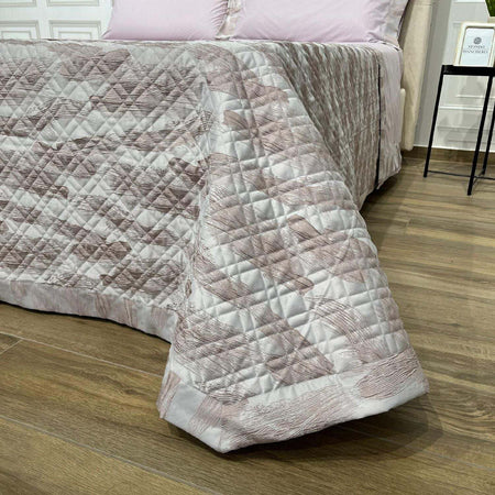 Trapuntino-matrimoniale-con-lavorazione-tono-su-tono-art.Spagna-colore-rosa-misura:-270x270-sopra-tessuto:-100%-cotone-sotto-tessuto:-100%-cotone-Mon-Amour-made-in-Italy