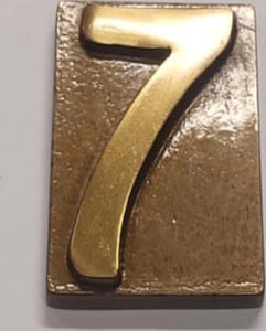 VUMME-SRL---NUMERO-CIVICO-IN-OTTONE-CON-FINITURA-BRONZATA---NUMERO-7-**