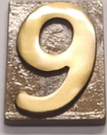 VUMME-SRL---NUMERO-CIVICO-IN-OTTONE-CON-FINITURA-BRONZATA---NUMERO-9-**