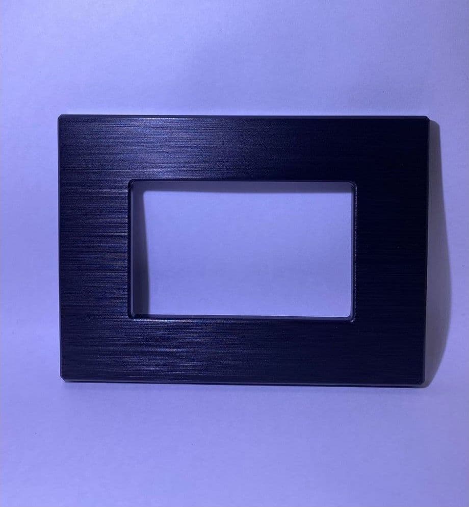 PLACCA DYNAMIC 3 4 6 M TECNOPOLIMERO SATINATO NERO COMPATIBILE BTICINO AXOLUTE – 3 fori – specchio
