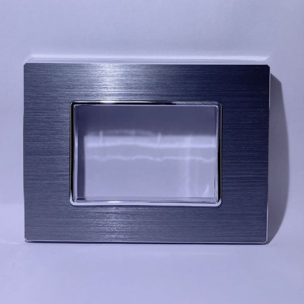 PLACCA LUXURY 3 4 6M IN METALLO ARGENTO OSSIDATO COMPATIBILE CON BTICINO AXOLUTE – 3 fori – argentato