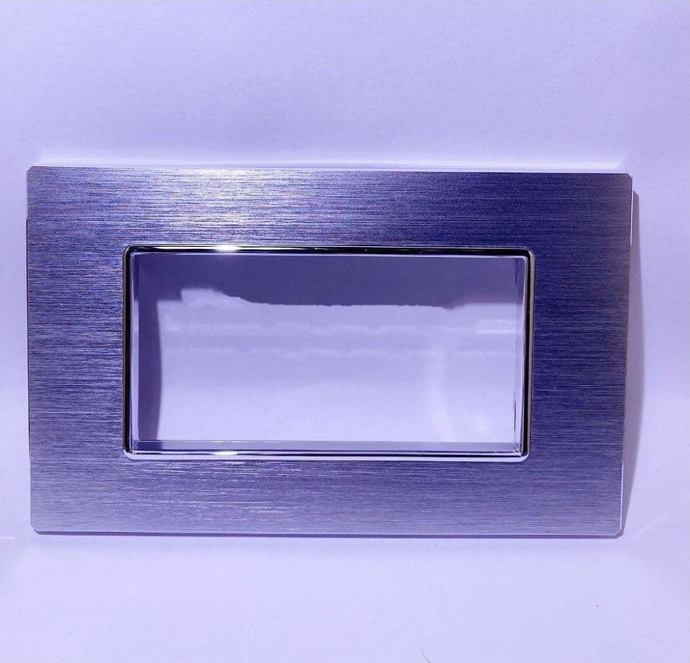 PLACCA LUXURY 3 4 6M IN METALLO SATINATO ARGENTO COMPATIBILE CON BTICINO AXOLUTE – 4 fori – vetro