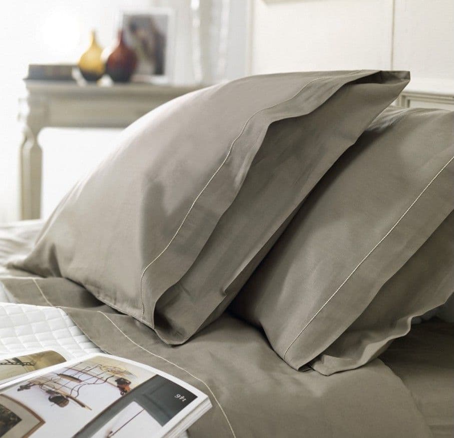CAVALIERI COMPLETO LENZUOLA MATRIMONIALE COTONE CON PUNTO CATENELLA AUDREY – Tortora – letto