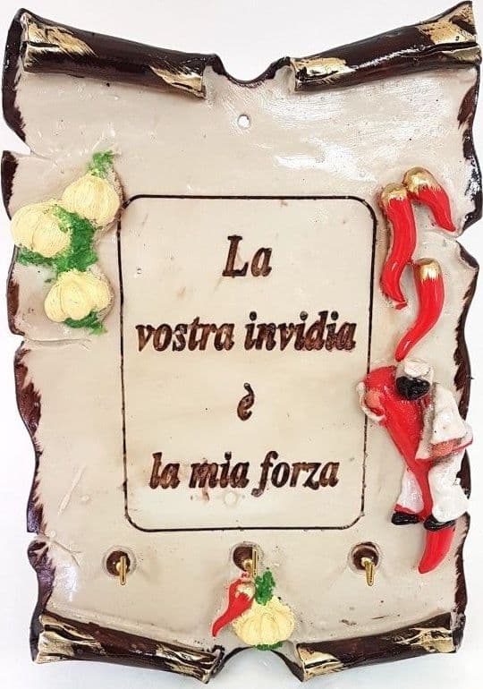 QUADRETTO CON GANCI LA VOSTRA INVIDIA PULCINELLA PORTAFORTUNA TERRACOTTA