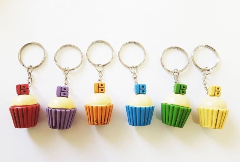 SET BOMBONIERE CUP CAKE DOLCI PER FESTA COMPLEANNO 18 ANNI CERAMICA PORTA CHIAVE - 2