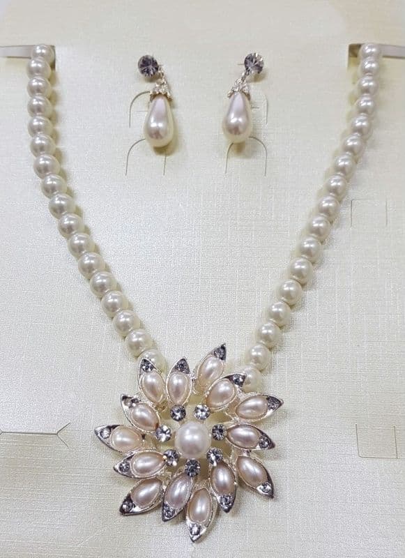 PARURE COLLANA PERLE CON CIONDOLO FIORE ORECCHINI STRASS BRILLANTINI BIGIOTTERIA
