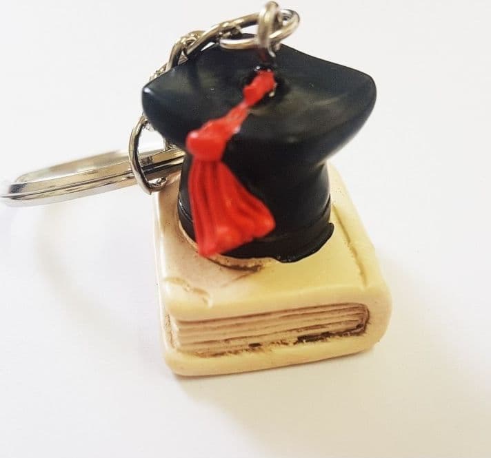 12 PEZZI BOMBONIERA PORTACHIAVE CAPPELLO LIBRO LAUREA SIMBOLO FORTUNA CERAMICA