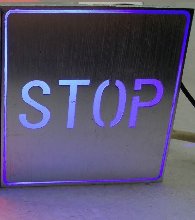 INSEGNA TABELLA A LED CON SCRITTA TESTO STOP LUMINOSA LUCE BLU DA PARETE MURO 1W - 2