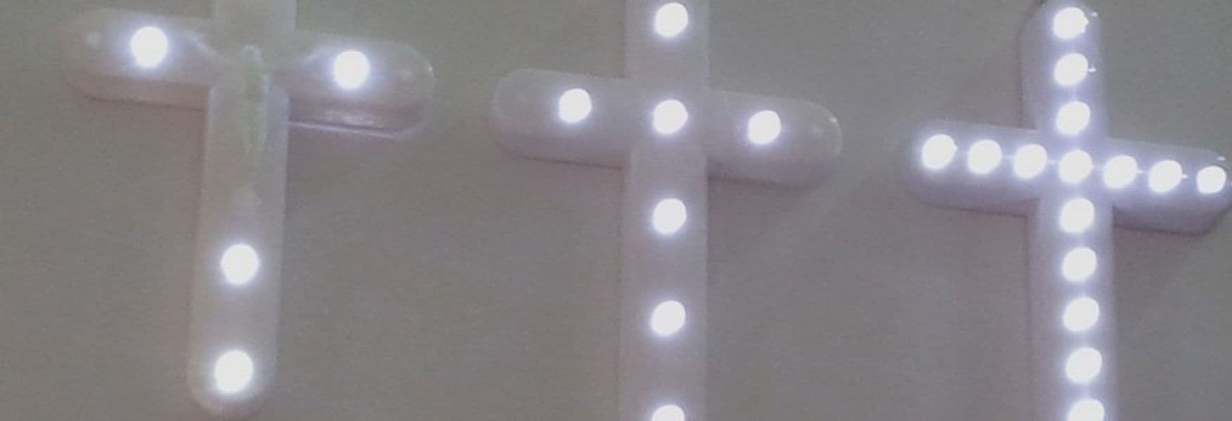 CROCE CROCETTA VOTIVA A LUCE ELETTRICA CON CRISTO LUCI LED BATTERIE INCLUSE - 2