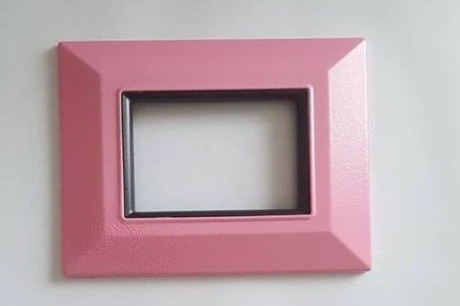 PLACCA PLACCHETTA PLACCHETTE COMPATIBILI PER SERIE AXOLUTE BTICINO COLORATE SQ – Rosa, 3 fori – TrAdE Shop Traesio – rosa