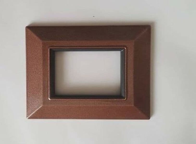 PLACCA PLACCHETTA PLACCHETTE COMPATIBILI PER SERIE AXOLUTE BTICINO COLORATE SQ – Marrone, 3 fori – TrAdE Shop Traesio –