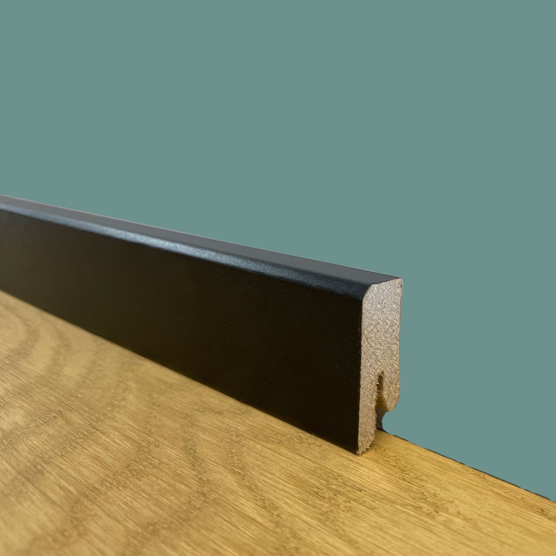 96ml di BATTISCOPA ZOCCOLINO SQUADRATO BASSO in FIBRA DI LEGNO 40X15 NERO Eternal Parquet