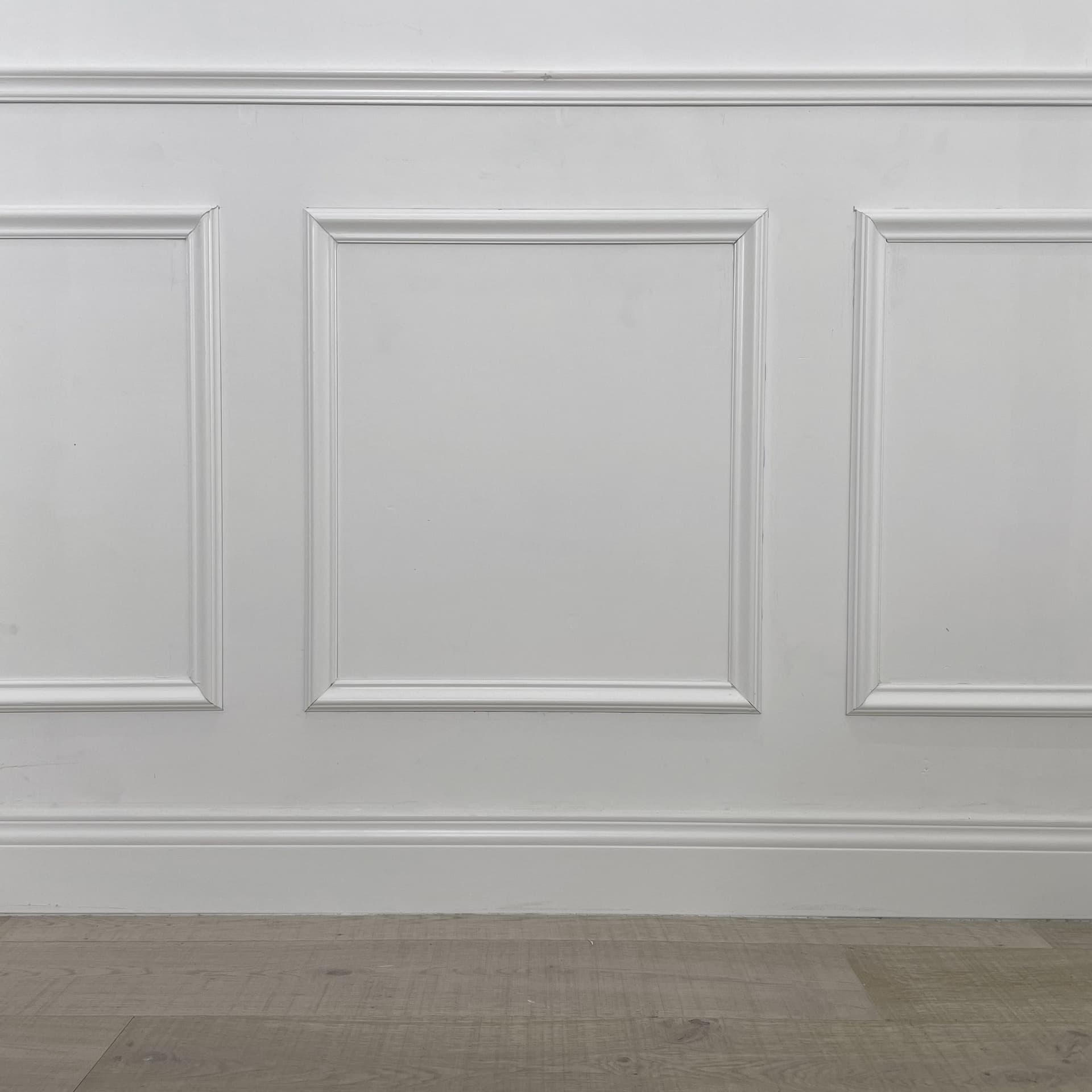 2 metri lineari di Boiserie in legno MASSICCIO di Ayous laccato bianco tutto incluso (200Lx100Hcm) - Eternal Parquet