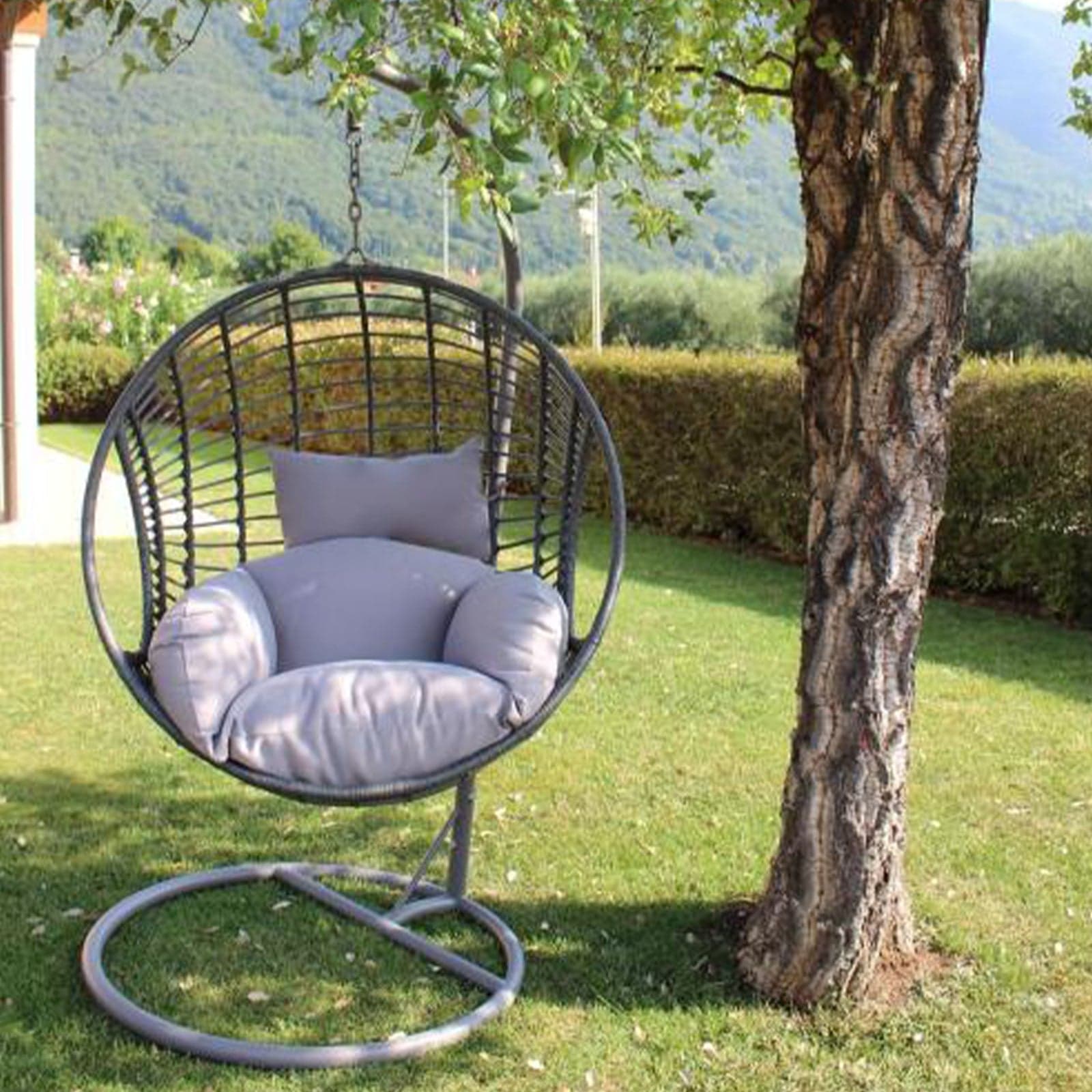 Poltrona a dondolo sospesa "Extra Large" per giardino e veranda in rattan con cuscino in Dondoli coperti Decor Space - Altamura, commercioVirtuoso.it