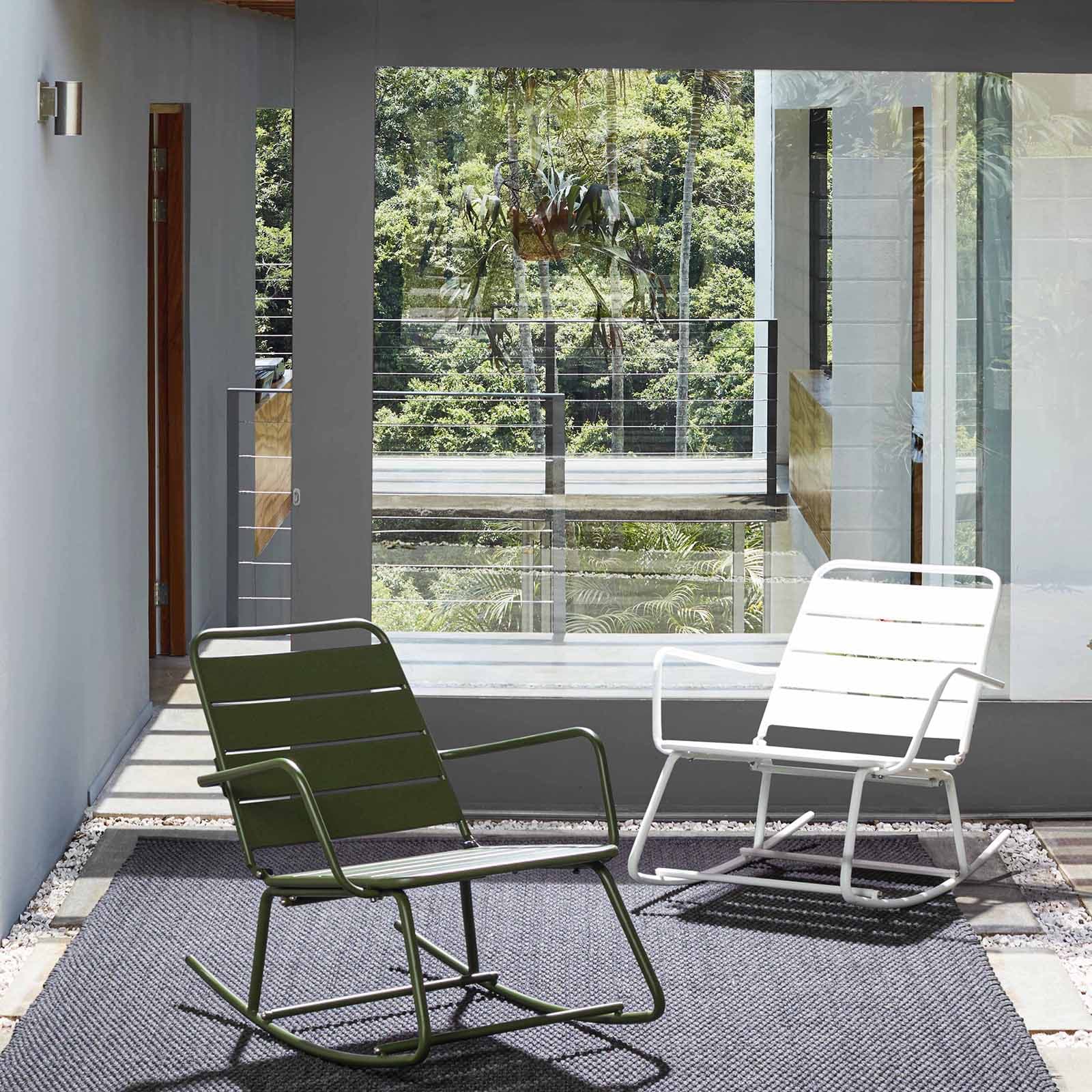 Poltrona a dondolo "Lillian" in acciaio trattato per esterno, arredamento per salotto moderno in Poltrone Decor Space - Altamura, commercioVirtuoso.it