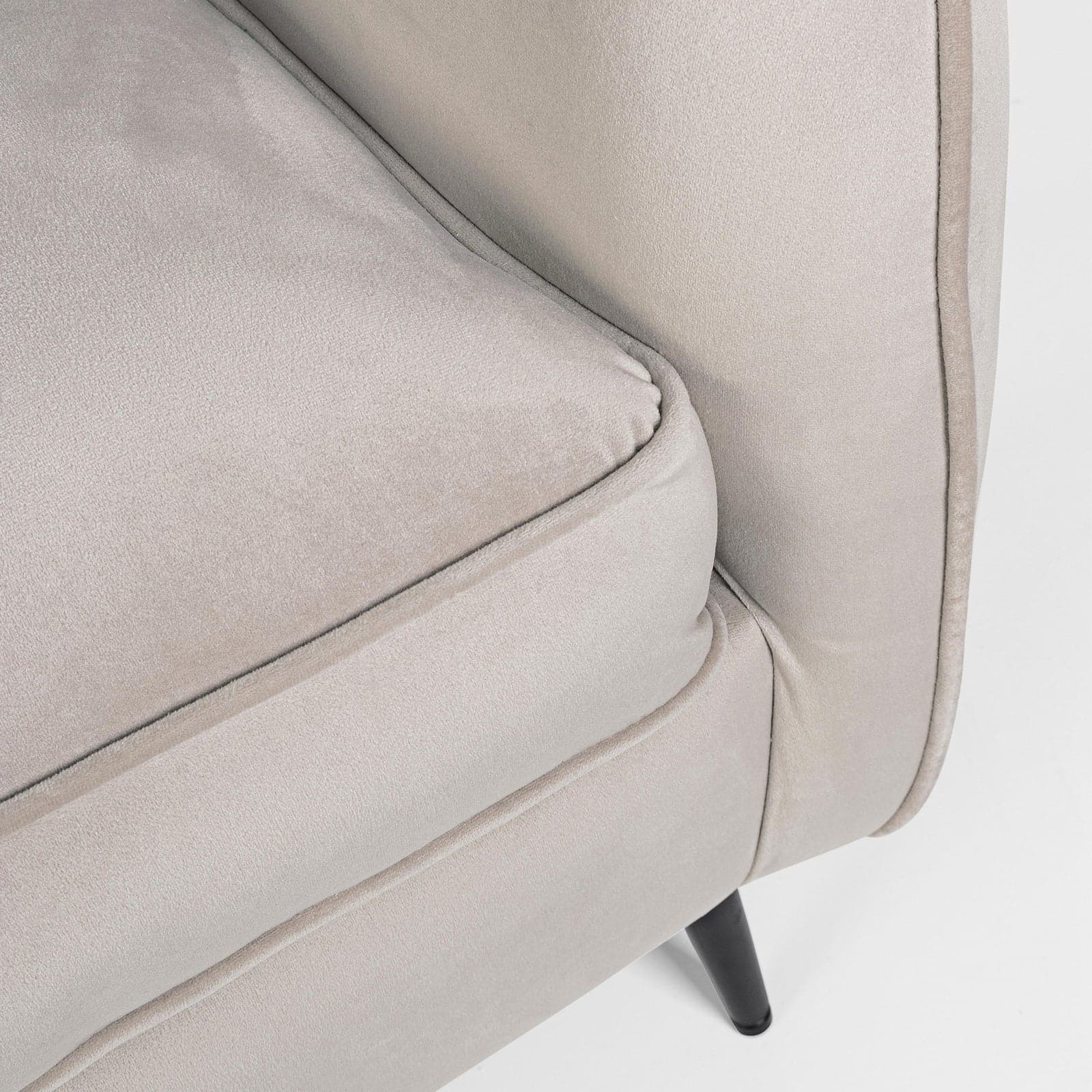 Divano in velluto Grigio chiaro 2 posti "Candis" con piedi neri 163 cm in Divani Decor Space - Altamura, commercioVirtuoso.it