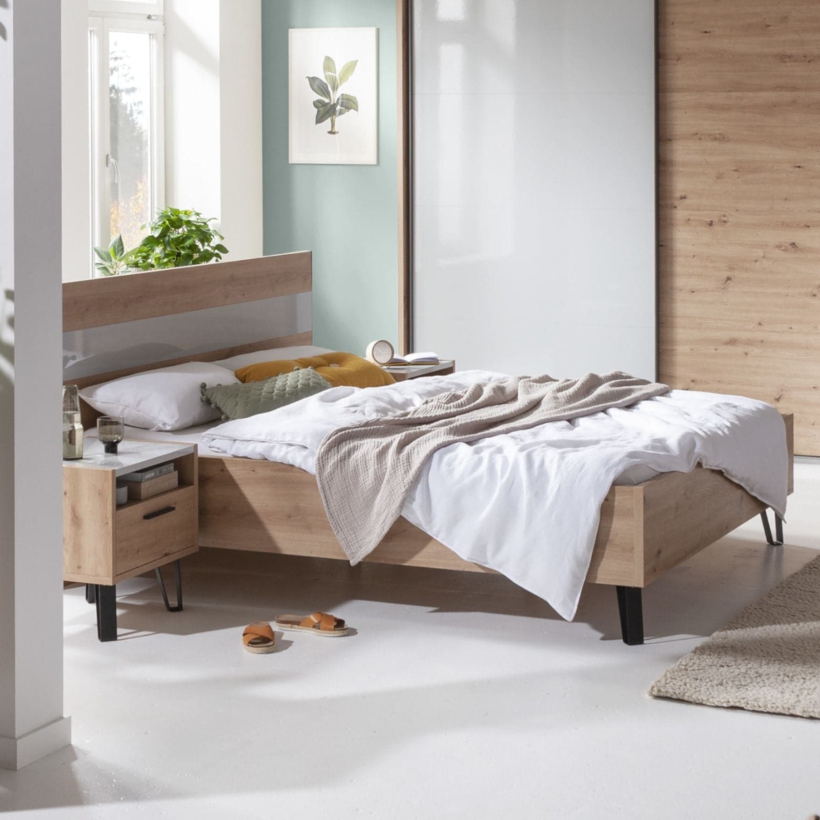 Letto moderno matrimoniale "Vitruvia" struttura in legno rovere con piedi in Metallo in Letti Decor Space - Altamura, commercioVirtuoso.it